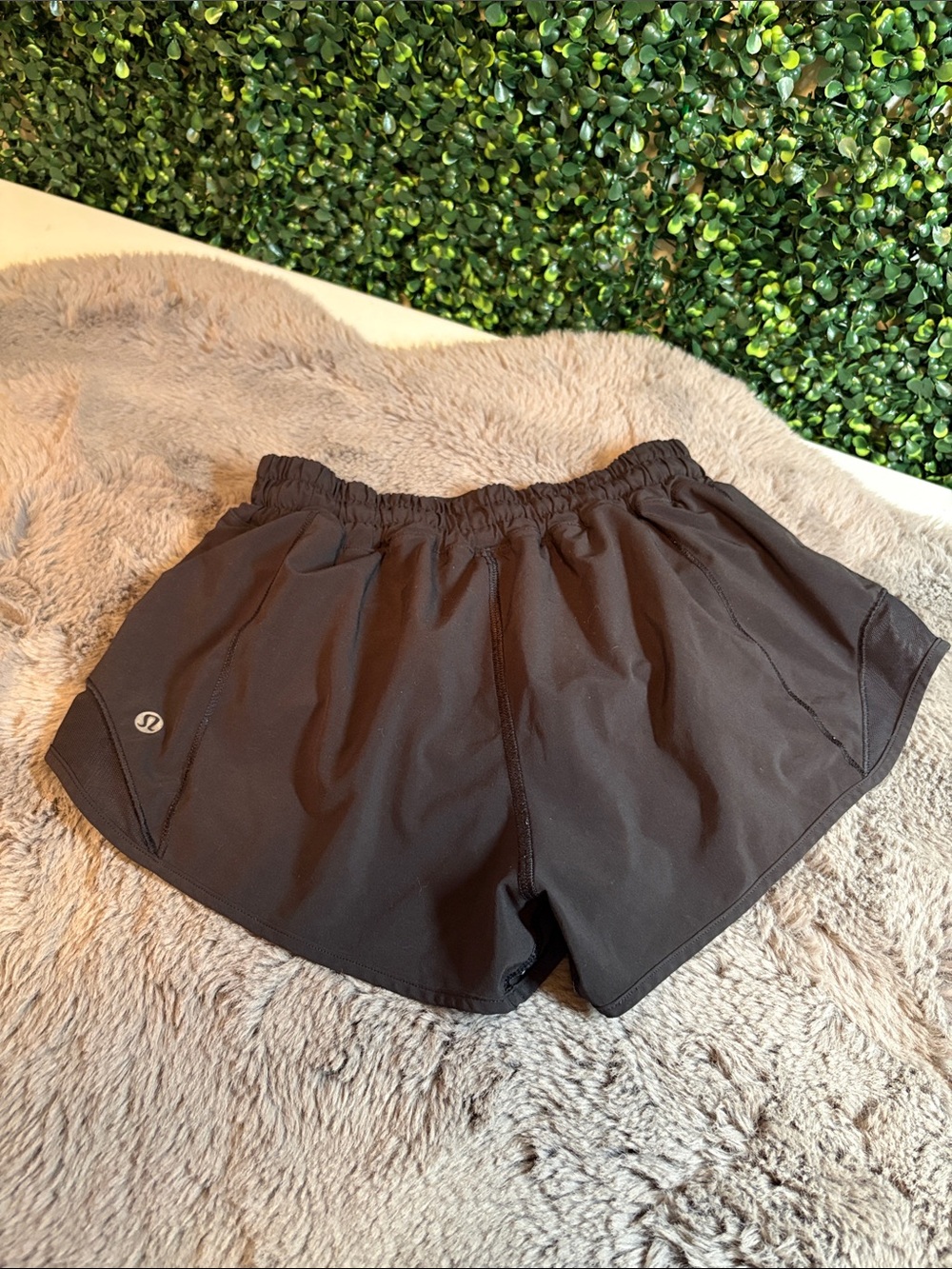 lululemon athletica Black Hotty Hot 2” Women's Athletic Shorts Size 4 - Picture 2 of 4